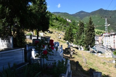 Artvin'de Mezarlıklar Bayrama Hazırlanıyor