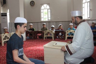 Kur'an-I Kerim'i Güzel Okumayı Çocuklara Aşılıyor