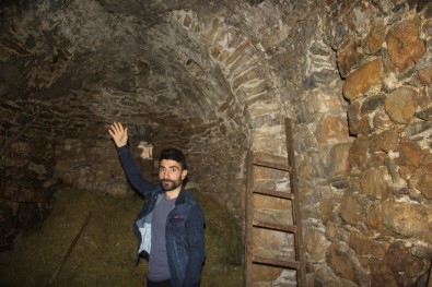 Müslüman Aile Bin 500 Yıllık Tarihi Kiliseye Gözü Gibi Bakıyor