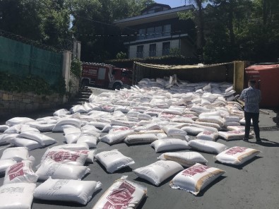 Sarıyer'de Un Yüklü Kamyon Devrildi, Unlar Yola Saçıldı