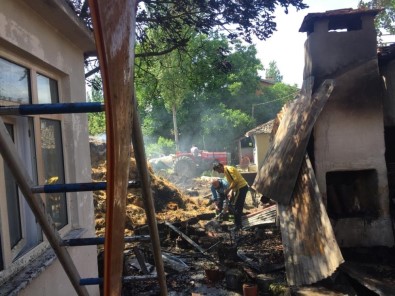 Tekirdağ'da Boş Binadan Sıçrayan Yangın Evi Kül Etti