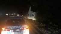 TEM'de Otomobille Çarpışan Otobüsü Devrilmesini Bariyerler Önledi