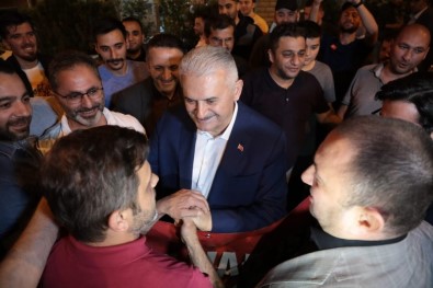 Binali Yıldırım, Kasımpaşa'da Bulunan Esnafları Ziyaret Etti