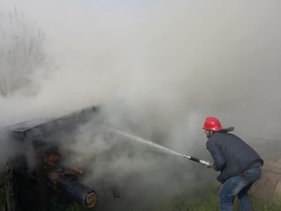 Bolu'da Çıkan Yangın Traktör Ve Odunluğu Küle Döndürdü