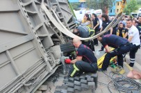 ALIKAHYA - Devrilen Halk Otobüsünün Altında Kalan Yaralıyı İtfaiye Kurtardı