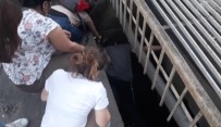 DRENAJ KANALI - Drenaj Kanalına Düşen Yavru Kediyi Vatandaşlar Kurtardı