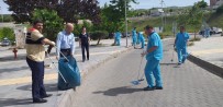 ATIK KAĞIT - Elazığ'da Hastane Personeli Çöp Topladı