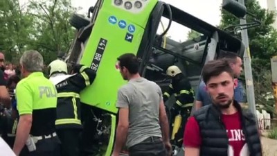 Kocaeli'de Belediye Otobüsü Devrildi
