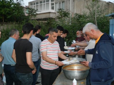 Muhtar'dan Bin 200 Kişilik İftar Yemeği