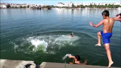 Silivri'de Sıcaktan Bunalan Çocuklar Denizde Serinledi