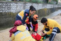 İZZET BAYSAL DEVLET HASTANESI - 3 Metre Yükseklikten Dereye Düşen Çocuğu İtfaiye Kurtardı