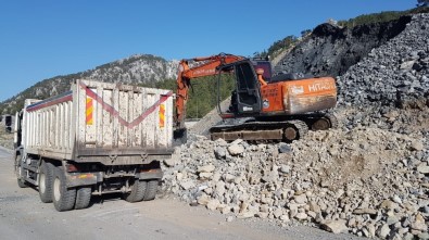 Alanya'da Kar Ve Heyelandan Kapanan Yayla Yolla Açılıyor