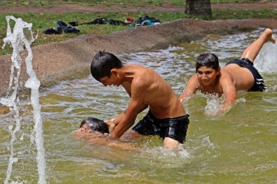 Antalya'da Çocuklar Süs Havuzu Sezonunu Açtı