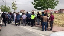NUMUNE HASTANESİ - Konya'da Kamyonet Elektrik Direğine Çarptı Açıklaması 1 Ölü, 1 Yaralı