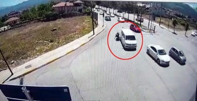 Minibüs Motosiklete Çarptı Ardına Bile Bakmadan Kaçtı