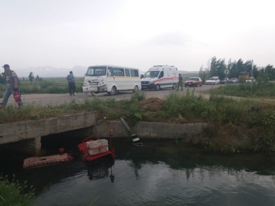 Öğrenci Taşıyan Minibüsün Çarptığı Traktör Kanala Düştü Açıklaması 13 Yaralı