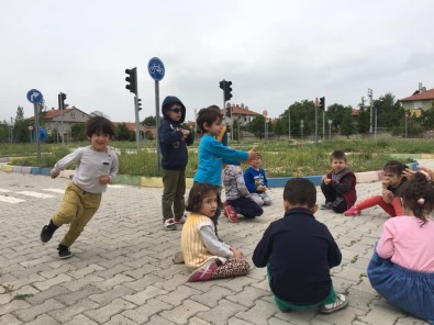 Şuhut'ta Minik Öğrencilere Unutulmaya Yüz Tutmuş Oyunlar Oynatıldı