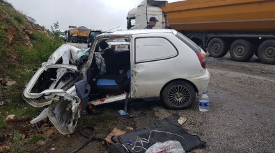 TIR'a Çarpan Otomobil Sürücüsü Araçta Sıkıştı