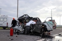 İZZET BAYSAL DEVLET HASTANESI - Tıra Çarpan Lüks Araç Hurdaya Döndü Açıklaması 1 Ölü, 1 Yaralı
