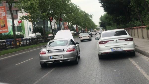 700 bin liralık lüks otomobil yolda kaldı