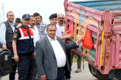 Aksaray'da Ziraat Odası Traktör Ve Römorklara Reflektör Taktı