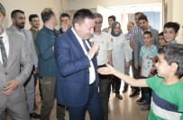 SOSYAL BELEDİYECİLİK - Başkan Beyoğlu Çocukları Kendi Eliyle Giydirdi