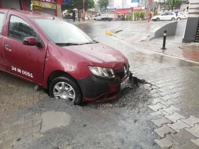 Esenyurt'ta Taksi, Yol Çökmesi Nedeniyle Oluşan Çukura Düştü