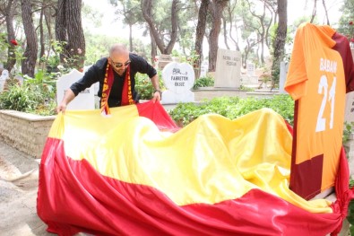 Galatasaray'ın Şampiyonluğunu Babasının Mezarında Kutladı