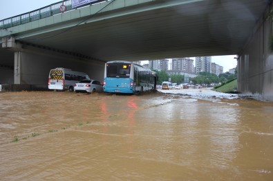 Göztepe Kavşağı'nda Araçlar Mahsur Kaldı