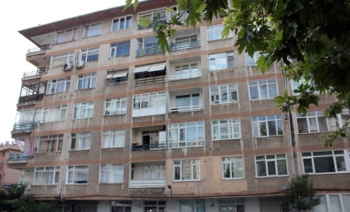 Kadıköy'de Bahçesinde Çatlaklar Oluşan 6 Katlı Bina Boşaltıldı