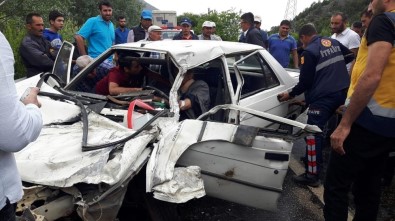 Kamyonetle Çarpışan Otomobil Hurdaya Döndü Açıklaması 3 Yaralı