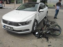 KAZIM KOYUNCU - Lüks Otomobile Çarptı, Motosikletini Bırakıp Kaçtı