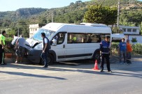 ÖĞRENCİ SERVİSİ - Öğrenci Servisi Direğe Çarptı Açıklaması 7 Yaralı