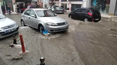 Samsun'da 10 Dakika Yağan Yağmur İş Yerlerini Sular Altında Bıraktı