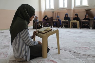Silopi'de Öğrenciler Okulda Mukabele Yapıyor