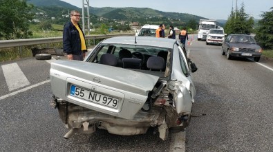 Yoldan Çıkan Otomobil Yön Levhasına Çarptı Açıklaması 1 Yaralı