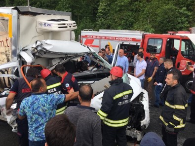 Araçta Sıkışanları Çıkarmak İçin Uzun Süre Uğraş Verdiler