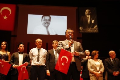 Atatürk Destanı Ayakta Alkışlandı
