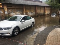 ANADOLU HISARı - Beykoz'da Araçlar Su Birikintisinde Mahsur Kaldı