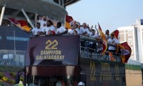 TÜRK TELEKOM - Galatasaray Kafilesi Üstü Açık Otobüsle Stada Geldi