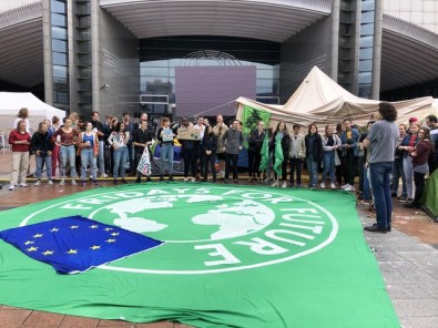 Gençlerden Avrupa Parlamentosu Önünde İklim Protestosu