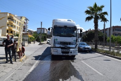 İzmir'de Tır İle Kamyon Çarpıştı Açıklaması 1 Yaralı