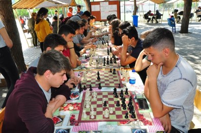 Manisa'da Satranç Turnuvası Ödülleri Sahiplerini Buldu