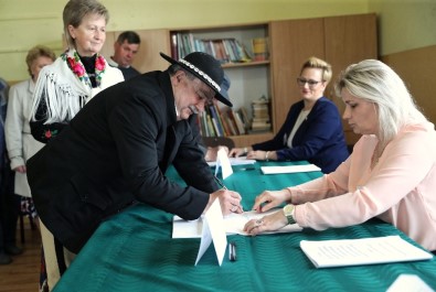 Polonya AP Seçimleri İçin Sandık Başında
