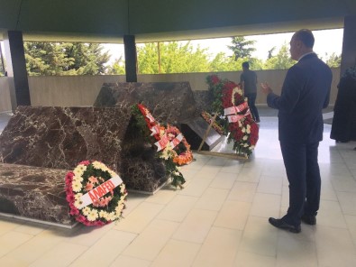 AK Parti İstanbul İl Başkanlığı Merhum Başbakan Menderes'in Kabri Başında Andı