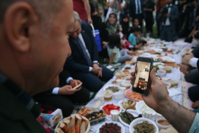 Cumhurbaşkanı Erdoğan Piknik Sofrasında Vatandaşlarla İftar Yaptı