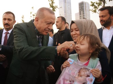 Cumhurbaşkanı Erdoğan Sahilde İftar Saatini Bekleyen Vatandaşlarla Buluştu