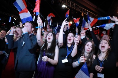 Fransa'da AP Seçimleri Açıklaması Aşırı Sağcı Ulusal Cephe Liderliğini Sürdürüyor