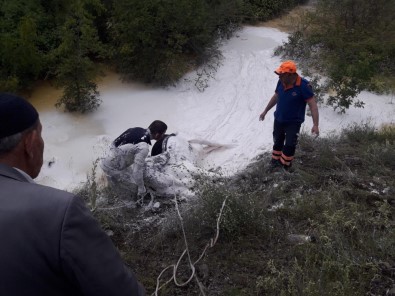 Kireç Kuyusuna Düşen Vatandaş Ve Büyükbaş Hayvan Kurtarıldı