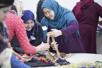 MÜLTECI - Mülteci Kadınlar Hem Bez Çanta Dikiyor Hemde Sosyalleşiyor
